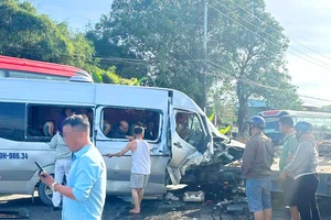 Clip ghi cảnh xe khách tông xe đầu kéo đang dừng trên quốc lộ 14