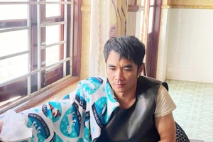 Kẻ ngáo đá tấn công cảnh sát bị bắt về hành vi cưỡng bức cô gái bán xôi