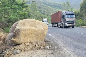 Trầy trật, nguy hiểm khi đi trên Quốc lộ 1D