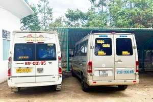 2 cha con chặn đầu xe khách 'đối thủ' để giành lại 2 hành khách