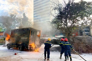 Xe tải đậu cạnh cây xăng bốc cháy ngùn ngụt