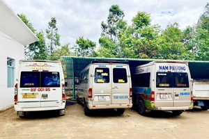 Vụ tạt đầu xe để giành khách: Phạt 3 tài xế và 2 chủ xe hơn 146 triệu đồng