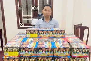 Phát hiện 'kênh' pháo hoa lậu qua kiểm tra người đàn ông không đội mũ bảo hiểm