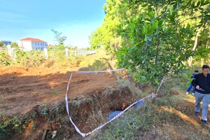 Clip hiện trường chôn giấu xe máy dùng cướp ngân hàng tại Gia Lai