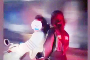 Nữ sinh 14 tuổi chạy xe máy quay clip đăng lên mạng, phụ huynh bị lập biên bản