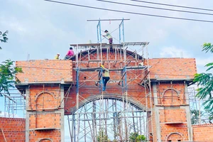 Ngang nhiên xây dựng lấn chiếm hành lang Quốc lộ 25 bất chấp lệnh cấm