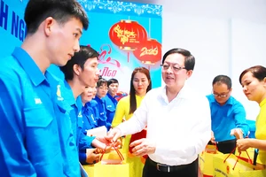 Phó Thủ tướng Hồ Quốc Dũng thăm, tặng quà Tết cho người lao động