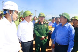 Phó Thủ tướng Hồ Quốc Dũng kiểm tra, chúc Tết đầu năm trên cao tốc Quy Nhơn - Pleiku