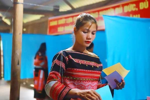 Đồng bào Ba Na ở Gia Lai vượt núi, băng rừng đi bỏ phiếu sớm