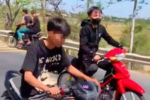 Nhóm 'quái xế' tụ tập trên quốc lộ rú ga, nẹt pô, quay clip đăng lên mạng