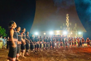 Người Jrai đâm trâu mừng nhà rông mới