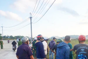 Người dân phát hiện 2 thanh niên tử vong bên vệ đường cùng xe máy 