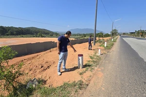 Tự ý đấu nối Quốc lộ 19 để san lấp mặt bằng kho xăng dầu