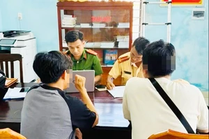 Xử phạt hai tài xế xe bán tải chở gần 20 người trên thùng xe