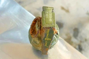 Cảnh sát 'thót tim' vì nam sinh bất ngờ lôi lựu đạn ra giao nộp