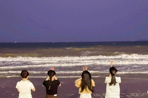 Nhóm học sinh lớp 12 tắm biển Quy Nhơn, 2 nam sinh bị nước cuốn