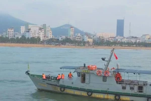 Ngư dân đưa tàu cá thả lưới tìm kiếm nam sinh lớp 12 mất tích trên biển