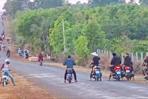 30 thanh thiếu niên dàn hàng ngang 'diễn xiếc' bốc đầu xe, nẹt pô