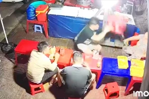 Công an xác minh clip một phụ nữ lớn tuổi bị đập ghế nhựa vào người