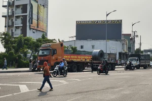 Va chạm xe container, nữ sinh đi xe máy tử vong thương tâm