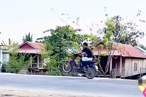 Điều khiển xe 1 bánh để câu like, thanh niên bị công an mời 