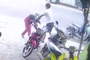 Công an xác minh clip thanh niên chặn đường quật ngã người phụ nữ