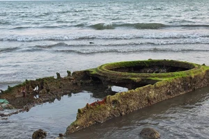 Thủy triều rút lộ vật thể nghi xe tăng cũ tại bãi biển Quy Nhơn