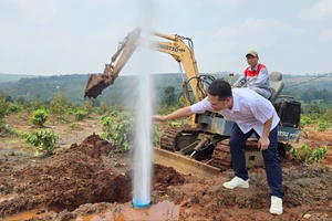 Clip giếng khoan phun nước cao hơn 20 m ở Gia Lai