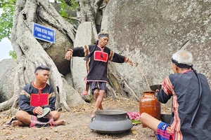 Độc lạ Lễ cầu mưa linh thiêng của Vua Lửa trên đỉnh Chư Tao Yang