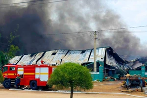 Một công ty sản xuất đồ nội - ngoại thất ở Gia Lai bốc cháy dữ dội
