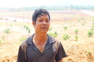 Ao hồ trơ đáy vì khô hạn kéo dài, nông dân vét từng giọt nước tưới cây