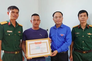 Khen thưởng thanh niên chăn bò hỗ trợ tìm kiếm nhiều hài cốt liệt sĩ