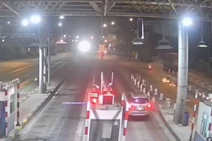 Bị rượt đuổi trên quốc lộ 1, nam sinh lớp 9 tử vong sau khi tông vào barie trạm BOT