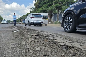 Mặt đường Quốc lộ 19 nhiều đoạn vỡ vụn, lồi lõm, gây nguy hiểm cho người lưu thông