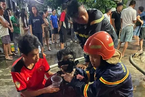 Cảnh sát lao vào đám cháy cứu 2 thiếu niên kẹt trong ngôi nhà 3 tầng