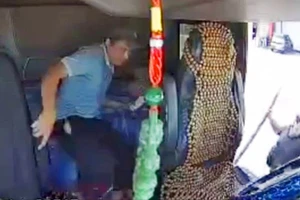 Xác minh người đàn ông nước ngoài dùng thanh sắt tấn công tài xế