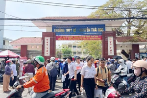 Thí sinh xin đi vệ sinh rồi mang điện thoại vào phòng thi