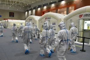 Nhân viên y tế Trung Quốc tại một điểm cách ly người nhiễm COVID-19 tại sân bay Lộc Khẩu Nam Kinh, TP Nam Kinh, tỉnh Giang Tô ngày 26-7. Ảnh: SCMP