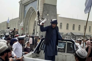 Các tay súng Taliban trên đường phố thủ đô Kabul của Afghanistan ngày 15-8. Ảnh: FINANCIAL TIMES