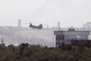 Trực thăng Mỹ rời khỏi nóc toà Đại sứ quán Mỹ ở thủ đô Kabul ngày 15-8. Ảnh: AP