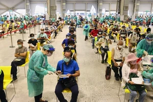 Người dân Đài Loan chờ tiêm vaccine tại một trung tâm tiêm phòng thuộc TP Đài Bắc hồi tháng 7. Ảnh: REUTERS