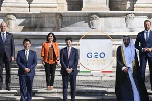 Bộ trưởng y tế một số nước G20 chụp ảnh trước địa điểm họp ở thủ đô Rome của Ý ngày 5-9. Ảnh: AP