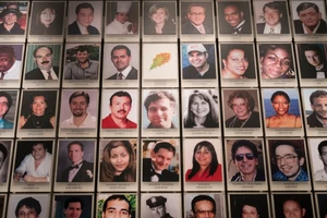 Ảnh một số nạn nhân thiệt mạng trong vụ khủng bố ngày 11-9 năm 2001 tại đài tưởng niệm ở TP New York. Ảnh: THE NEW YORK TIMES