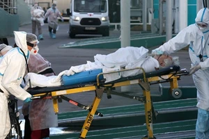 Nhân viên y tế di chuyển một bệnh nhân COVID-19 ở thủ đô Moscow, Nga ngày 21-11. Ảnh: RTE
