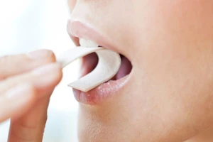 Mỹ nghiên cứu kẹo cao su giảm 95% lượng virus SARS-CoV-2 trong nước bọt. Ảnh minh họa: GETTY