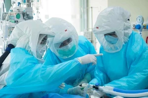 Nhân viên y tế trong khu cách ly tại một bệnh viện ở thủ đô Bangkok, Thái Lan hồi tháng 7. Ảnh: AP