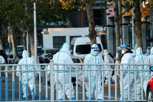 Nhân viên y tế Trung bên ngoài một khu nhà bị phong tỏa ở thủ đô Bắc Kinh ngày 11-11. Ảnh: REUTERS