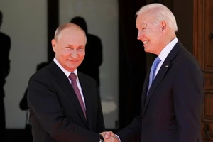 Tổng thống Mỹ Joe Biden (phải) và Tổng thống Nga Vladimir Putin (trái) tại kỳ thượng đỉnh hồi tháng 6 ở TP Geneva, Thụy Sĩ. Ảnh: REUTERS 
