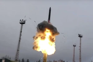 Tên lửa khai hỏa từ bệ phóng trong một cuộc tập trận giữa Nga và Ấn Độ hồi tháng 12-2019. Ảnh: AP