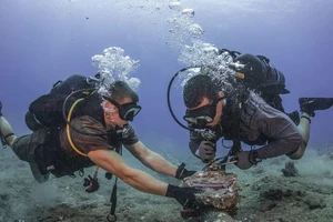 Kỹ thuật viên bảo trì một đường cáp ngầm ở khu vực biển Thái Bình Dương, gần đảo Hawaii của Mỹ hồi tháng 10-2020. Ảnh: AP